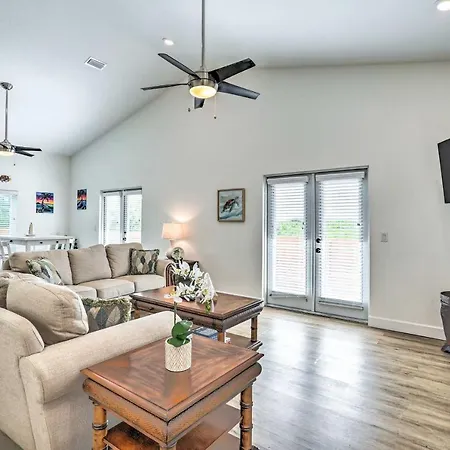 Tampa House W/ Patio, Near Downtown & Beaches!-3